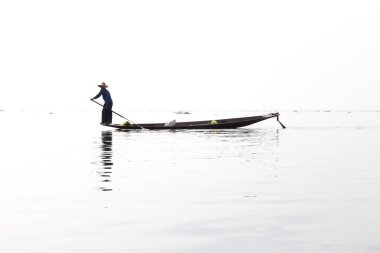 Inle Gölü, Myanmar 12.16.2015 geleneksel Intha balıkçısı tek ayakla kürek çekiyor. Yüksek kalite fotoğraf