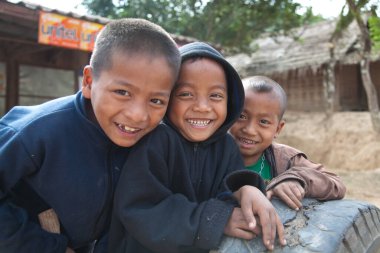 Luang Namtha Laos 12.24.2011 ıssız ve çok geleneksel bir kabile bölgesi olan azınlık köylerinde basit ahşap evleri ve çocukları var. - Evet. Yüksek kalite fotoğraf