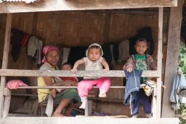 Luang Namtha Laos 12.24.2011 ıssız ve çok geleneksel bir kabile bölgesi olan azınlık köylerinde basit ahşap evleri ve çocukları var. - Evet. Yüksek kalite fotoğraf