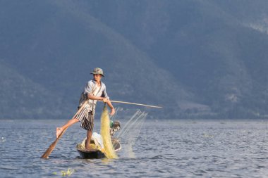 Inle Gölü, Myanmar 12.16.2015 geleneksel Intha balıkçısı tek ayakla kürek çekiyor. Yüksek kalite fotoğraf