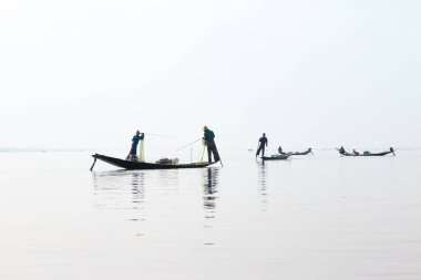 Inle Gölü, Myanmar 12.16.2015 geleneksel Intha balıkçısı tek ayakla kürek çekiyor. Yüksek kalite fotoğraf