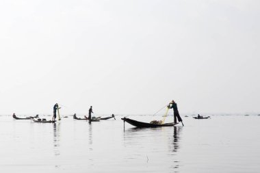 Inle Gölü, Myanmar 12.16.2015 geleneksel Intha balıkçısı tek ayakla kürek çekiyor. Yüksek kalite fotoğraf
