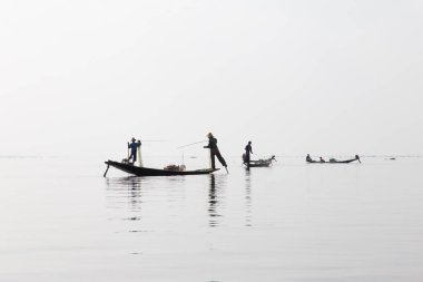 Inle Gölü, Myanmar 12.16.2015 geleneksel Intha balıkçısı tek ayakla kürek çekiyor. Yüksek kalite fotoğraf