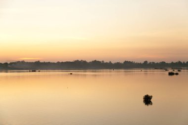 Muong Khong Laos 1.12.2012 Mekong nehri şafak vakti altın güneşli ve ağlı geleneksel balıkçı tekneleriyle. Yüksek kalite fotoğraf