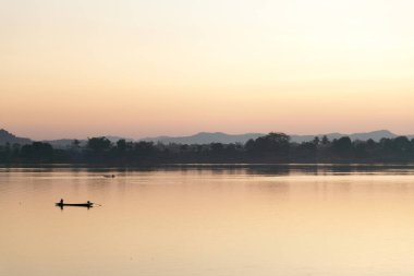 Muong Khong Laos 1.12.2012 Mekong nehri şafak vakti altın güneşli ve ağlı geleneksel balıkçı tekneleriyle. Yüksek kalite fotoğraf