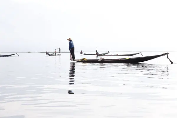 Lac Inle Myanmar 2015 Pêcheur Traditionnel Intha Ramant Avec Une — Photo