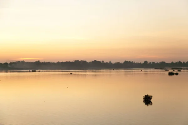 2012 Река Меконг Рассвете Золотым Солнцем Традиционными Рыбацкими Лодками Сетями — стоковое фото