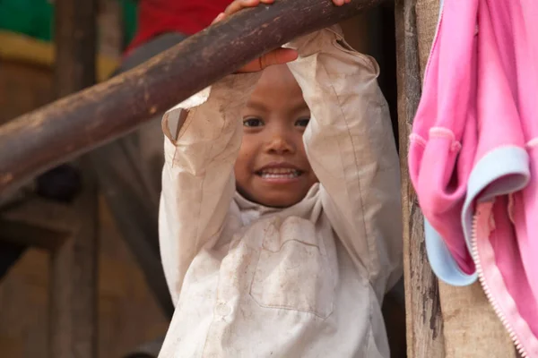 Luang Namtha Laos 12.24.2011 ıssız ve çok geleneksel bir kabile bölgesi olan azınlık köylerinde basit ahşap evleri ve çocukları var. - Evet. Yüksek kalite fotoğraf