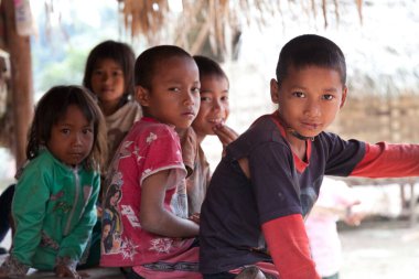 Luang Namtha Laos 12.24.2011 ıssız ve çok geleneksel bir kabile bölgesi olan azınlık köylerinde basit ahşap evleri ve çocukları var. - Evet. Yüksek kalite fotoğraf