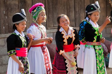 Luang Namtha Laos 12.24.2011 Kuzeybatı Laos kabilesindeki Hmong çocuklarına ait çok nadir görüntüler. Hmong Yeni Yılı, hasatın bitişinin kutlaması. Yeni yılın başlangıcı.. 