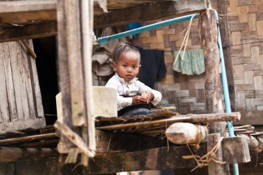 Luang Namtha Laos 12.24.2011 ıssız ve çok geleneksel bir kabile bölgesi olan azınlık köylerinde basit ahşap evleri ve çocukları var. - Evet. Yüksek kalite fotoğraf