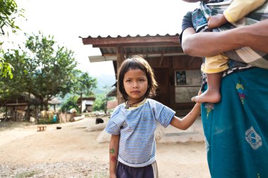 Luang Namtha Laos 12.24.2011 ıssız ve çok geleneksel bir kabile bölgesi olan azınlık köylerinde basit ahşap evleri ve çocukları var. - Evet. Yüksek kalite fotoğraf