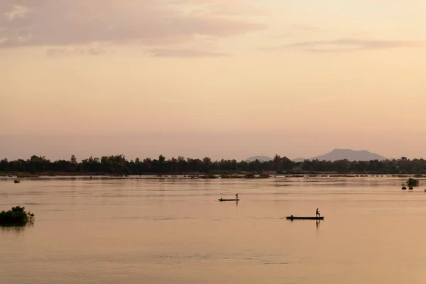 Muong Khong Laos 2012 Rzeka Mekong Świcie Złotym Słońcem Tradycyjnymi — Zdjęcie stockowe