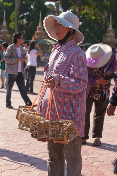 Şans Getirmesi Için Kuşları Satan Kadın Luang Tapınağı Vientiane Laos — Stok fotoğraf