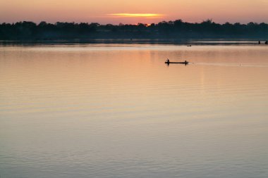 Muong Khong Laos 1.12.2012 Mekong nehri şafak vakti altın güneşli ve ağlı geleneksel balıkçı tekneleriyle. Yüksek kalite fotoğraf