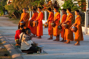 Muong Khong Laos 1.12.2012 geleneksel Budist rahipler sahnesi şafak vakti Mekong Nehri kıyısındaki köyden köye pirinç toplamak için toplanıyor. Yüksek kalite fotoğraf