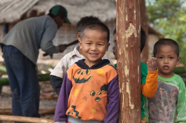 Luang Namtha Laos 12.24.2011 ıssız ve çok geleneksel bir kabile bölgesi olan azınlık köylerinde basit ahşap evleri ve çocukları var. - Evet. Yüksek kalite fotoğraf