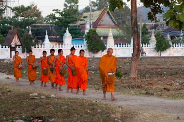 Muong Khong Laos 1.12.2012 geleneksel Budist rahipler sahnesi şafak vakti Mekong Nehri kıyısındaki köyden köye pirinç toplamak için toplanıyor. Yüksek kalite fotoğraf