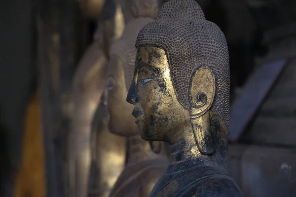 Tempels Luang Prabang Laos Met Boeddhabeelden Gedetailleerde Gouden Heiligdommen Hoge — Stockfoto