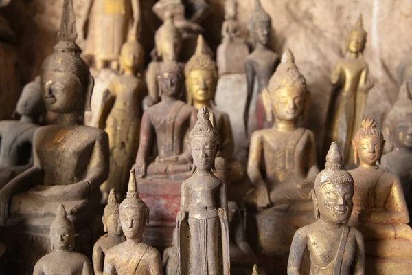 Ou Pak Mağaraları Laos, Mekong Nehri 'nin batı yakasında iki mağara, birçok farklı pozisyonda küçük ve minyatür Buda heykelleri bulunmakta ve turistler tarafından sık sık ziyaret edilmektedir..