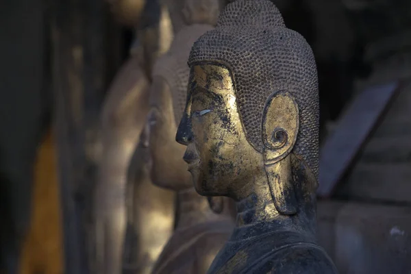 Tempel Luang Prabang Laos Med Buddha Statyer Och Detaljerade Gyllene Stockbild