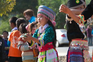 Luang Namtha Laos 12.24.2011 Kuzeybatı Laos kabilesindeki Hmong çocuklarına ait çok nadir görüntüler. Hmong Yeni Yılı, hasatın bitişinin kutlaması. Yeni yılın başlangıcı.. 