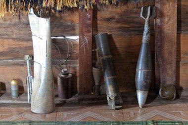 Phonsavan Laos yakınlarında Napia yasağı insanların Vietnam savaşından kalma bombalarla kaşık yaptıkları bir köy. Mermi kovanları ve yerel imalat ürünleri yüksek kaliteli fotoğraf koleksiyonunda göster