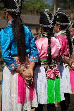 Luang Namtha Laos 12.24.2011 Kuzeybatı Laos kabilesindeki Hmong çocuklarına ait çok nadir görüntüler. Hmong Yeni Yılı, hasatın bitişinin kutlaması. Yeni yılın başlangıcı.. 