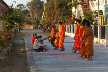 Muong Khong Laos 1.12.2012 geleneksel Budist rahipler sahnesi şafak vakti Mekong Nehri kıyısındaki köyden köye pirinç toplamak için toplanıyor. Yüksek kalite fotoğraf