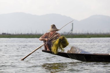 Inle Gölü, Myanmar 12.16.2015 Geleneksel Intha balıkçısı ağlar örüyor