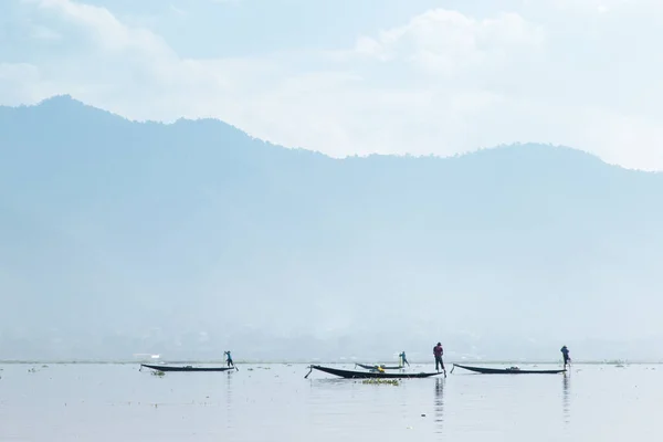 Lac Inle Myanmar 2015 Pêcheur Traditionnel Intha Ramant Avec Une — Photo