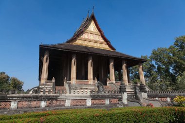 Luang Prabang Laos 'taki tapınaklarda Buda heykelleri ve altın tapınaklar var.