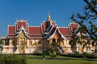 Luang Prabang Laos 'taki tapınaklarda Buda heykelleri ve altın tapınaklar var.