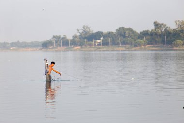 Balıkçılar Taungthaman Gölü, Myanmar 'da Amarapura yakınlarında, U Bein Köprüsü' nün yanında. 