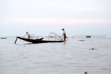 Inle Gölü Myanmar 12.16.2015 Intha balıkçısı geleneksel koni balık ağı kullanıyor