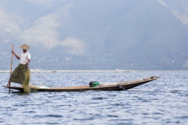 Inle Gölü, Myanmar 12.16.2015 geleneksel Intha balıkçısı tek bacaklı kürek çekiyor