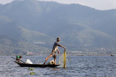 Inle Gölü, Myanmar 12.16.2015 geleneksel Intha balıkçısı tek bacaklı kürek çekiyor