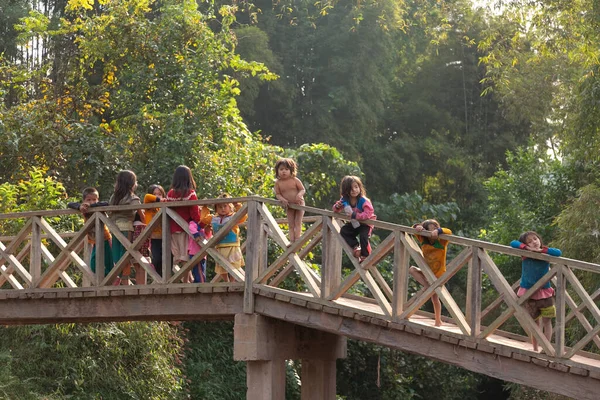 Luang Namtha Laos 12.24.2011 Kuzey Laos kabile bölgesinde çocuklar 