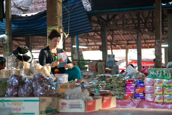 Luang Namtha Laos 12.23.2011 mercado en el casco antiguo tradicional con tenedores de puestos —  Fotos de Stock