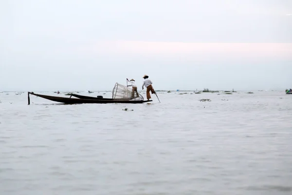 Inle Lake Myanmar 12.16.2015 Intha fisherman using traditional cone fishing net — Stock Photo, Image