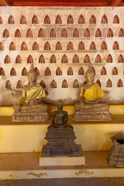 Tempels in Luang Prabang Laos met Boeddhabeelden en gedetailleerde gouden heiligdommen — Stockfoto