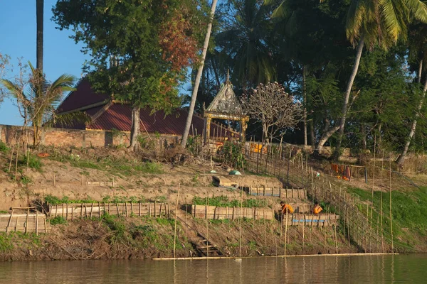 Mekong rivier Laos vanaf het water met rivieroever activiteit en boten — Stockfoto