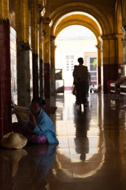 Mahamuni Buda Tapınağı, Mandalay, Myanmar Burma 12.2015 İç Kesimi