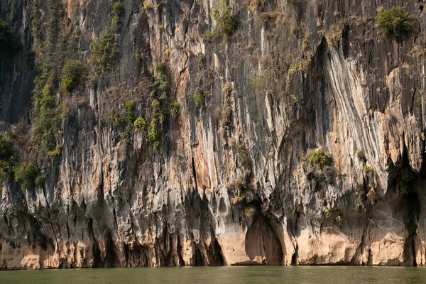 Nam Ou River, boats and landscape with mountains and riverside villages — Stock Photo, Image