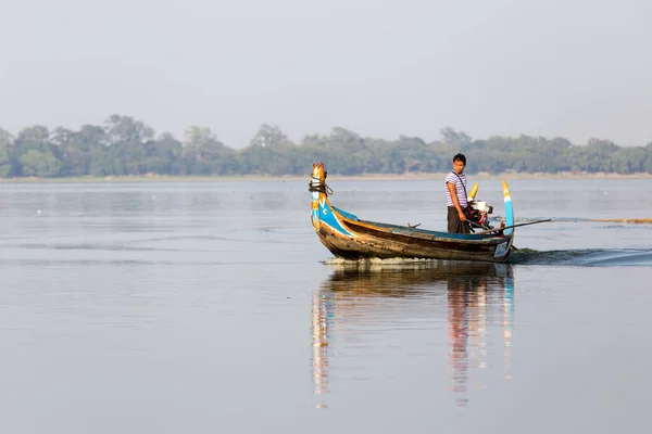 Bateaux de tourisme Lac Taungthaman près d'Amarapura au Myanmar par le pont U Bein — Photo