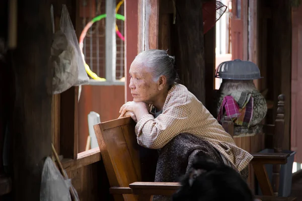 Inle Lake, Myanmar 12.16.2015 paper making workshop in floating village — Stock Photo, Image