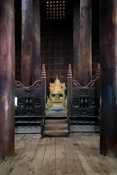 Mosteiro de Bagaya, Inwa Myanmar 12.12.2015 Interior do mosteiro de teca construído — Fotografia de Stock