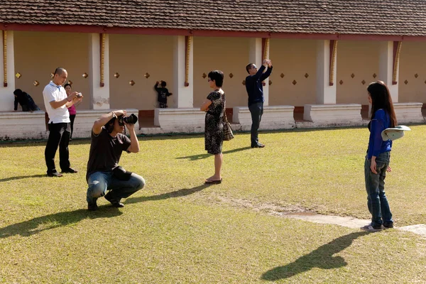 Turistas tirando fotos no templo That Luang, Vientiane, Laos, templo dourado — Fotografia de Stock