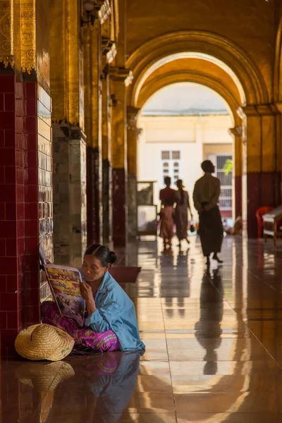 Temple Mahamuni Buddha, Mandalay, Myanmar Birmanie 12.12.2015 intérieurs — Photo