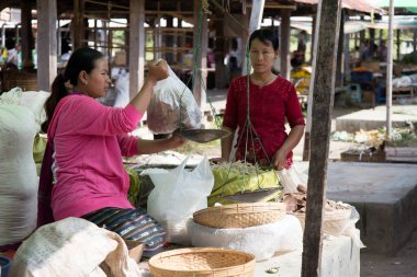 Inle Gölü Myanmar 12.16.2015 Yüzen köydeki geleneksel pazar